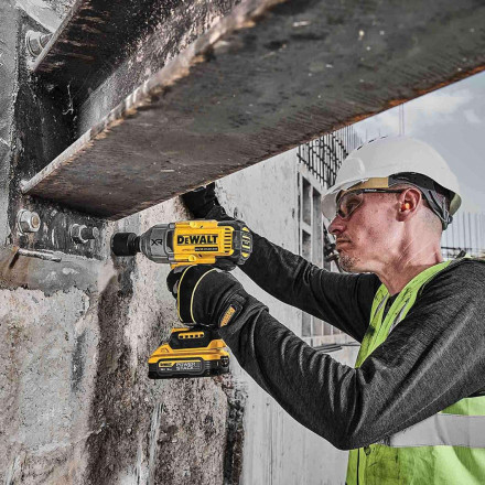 Аккумуляторный ударный гайковерт DeWALT DCF900P2T-QW